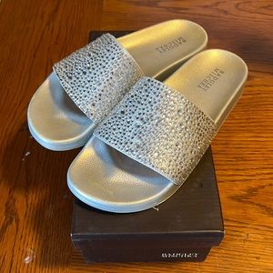 Badgley Mischka silver sparkle flats sz 9